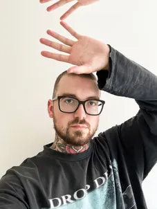 Portrait of Lee Holmes
